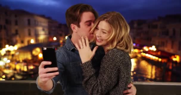 Pasangan Yang Baru Bertunangan Mengambil Selfie Oleh Grand Canal Malam — Stok Video