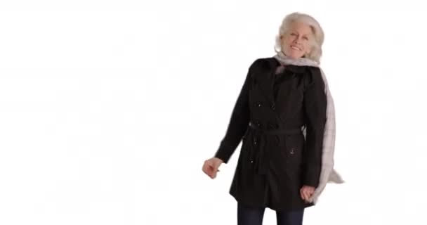 Senior Mujer Caucásica Abrigo Bufanda Bailando Divirtiéndose Sobre Fondo Blanco — Vídeos de Stock