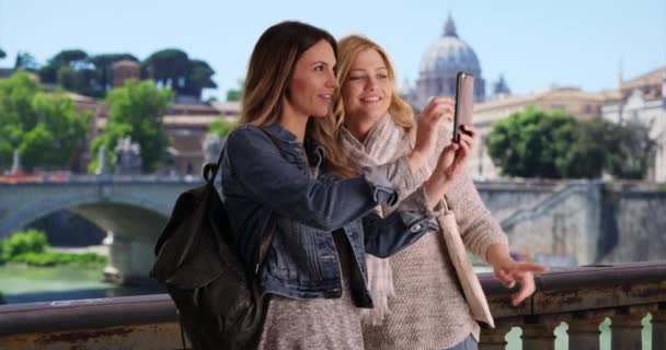 Två Attraktiva Unga Kvinnor Som Använder Smartphone För Att Bilder — Stockvideo