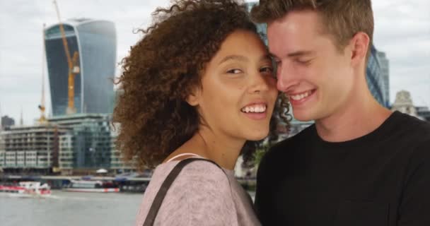 Detailní Záběr Veselého Páru Londýně Usmívajícího Kamery Portrét Šťastného Muže — Stock video