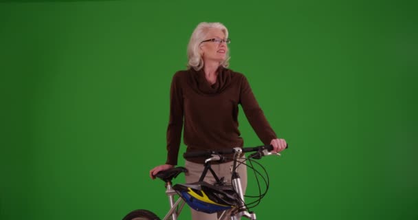Potret Wanita Tua Ceria Berdiri Dengan Sepeda Layar Kaca Wisatawan — Stok Video