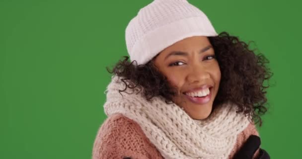 Šťastná Černoška Chvěje Zimou Zimním Oblečení Zeleném Pozadí Usmívající Afroameričanka — Stock video