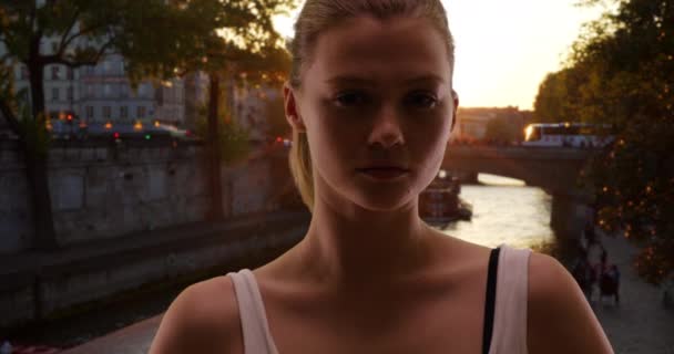 Mulher Loira Sensual Paris Olhando Por Cima Seu Ombro Mulher — Vídeo de Stock