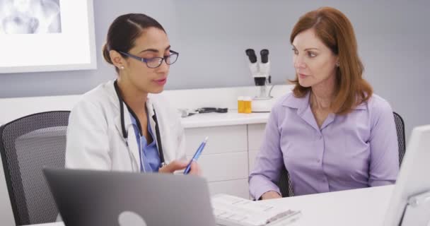 Ung Kvinnlig Läkare Diskuterar Hälsotillstånd Med Äldre Patient Inomhus Kontor — Stockvideo