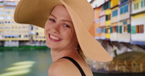 Hermosa Chica Caucásica Florencia Sonriendo Riendo Cámara Retrato Una Turista — Vídeo de stock