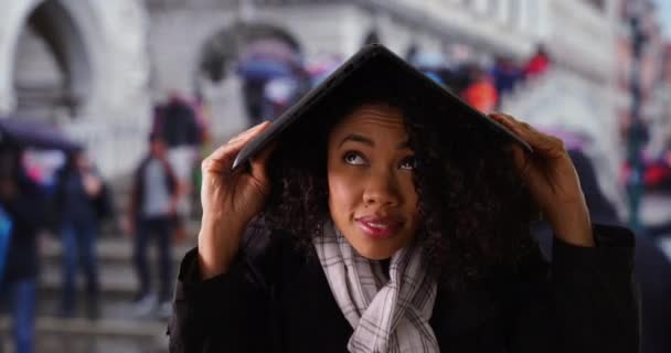 Kobieta Używająca Laptopa Ochrony Przed Deszczem Wenecji Internet Bezpieczeństwo Cyfrowe — Wideo stockowe