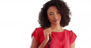 Beyaz arka planda, kıvırcık saçlı ve ışıl ışıl gülümseyen tatlı Afrikalı kadın. Stüdyoda fotokopi odasıyla kameraya gülen güzel siyah bir kadının portresi. 4k