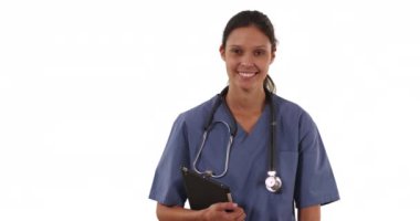 Beyaz arka planda kameraya gülümseyen binlerce yıllık hemşire ya da doktor var. Tıbbi uzman tablet bilgisayarı tutuyor ve lenslere bakıyor. 4k