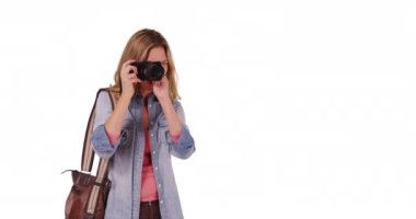 Dost canlısı bayan turist ya da fotoğrafçı beyaz arka planda fotokopi çeken kişi. Stüdyoda fotokopi çekilen gülümseyen beyaz kadın. 4k