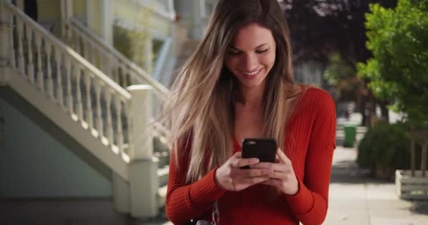 Millennial Kvinna Messar Smartphone Ser Glad Bostadsområde Vit Tjej Årsåldern — Stockvideo