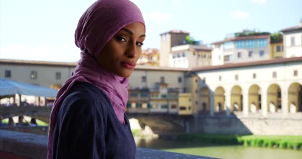 Młoda Piękna Muzułmanka Florencji Włoszech Pozowała Portretu Portret Afrykanki Chustce — Wideo stockowe