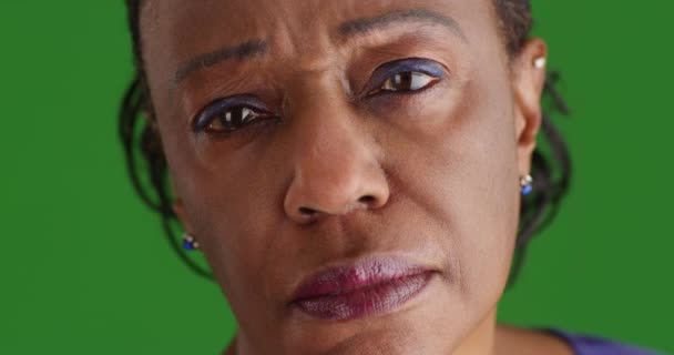 一个老年黑人妇女的特写镜头悲惨地望着远处的绿色屏风 在绿色屏幕上键入或合成 — 图库视频影像
