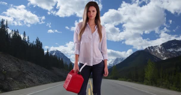 Mujer Blanca Sosteniendo Contenedor Gasolina Roja Posando Carretera Natural Escénica — Vídeos de Stock