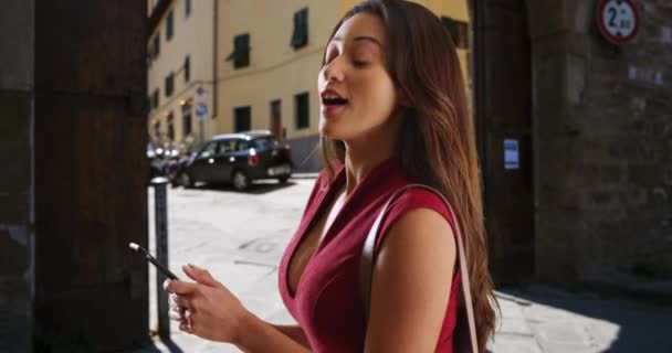 Vista Lateral Atraente Sorridente Jovem Latina Usando Telefone Celular Mensagens — Vídeo de Stock