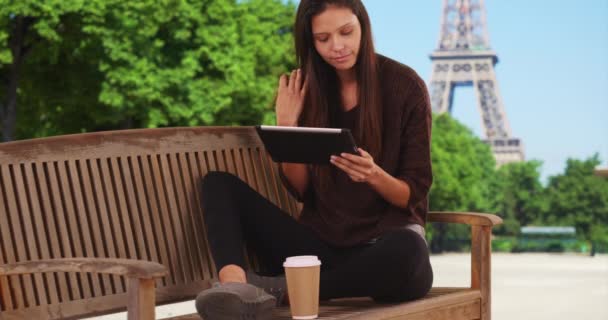 Milenyum Kafkasyalı Kadın Paris Eyfel Kulesi Manzaralı Bir Tablet Üzerinde — Stok video