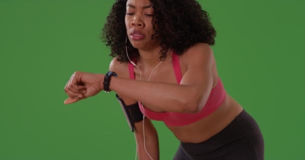 Černá Žena Unavená Cvičením Kontroluje Puls Nebo Srdeční Frekvenci Pomocí — Stock video