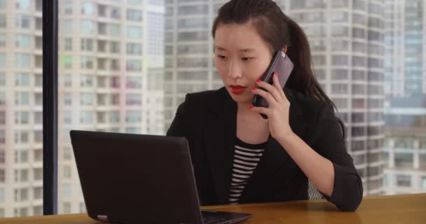 사업가가 휴대폰으로 통화하면서 노트북 일하는 모습을 가까이 수있다 분주하게 일하는 — 비디오