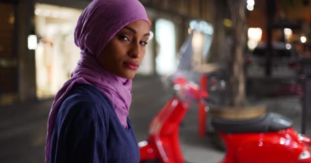 Joven Mujer Musulmana Hermosa Ciudad Posando Para Retrato Retrato Cerca — Vídeos de Stock