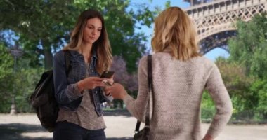 Paris 'teki Eyfel Kulesi' nin yakınlarında kız arkadaşına akıllı telefon resimleri gösteren tatlı sarışın bir kadın. Paris, Fransa 'yı keşfederken akıllı telefona bakan birkaç beyaz kadın. 4k