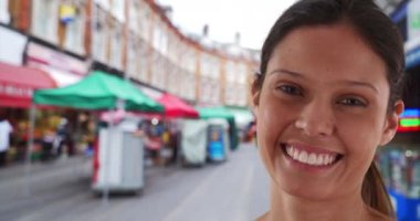 Brixton Market 'te güzel beyaz bir kızın Londra' yı gezerken çekilmiş portresi. Neşeli kadın Londra 'da tatilden zevk alıyor, İngiltere kameraya gülüyor. 4k