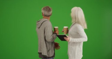 Yaşlı çift kendini kaybolmuş hissediyor ve yeşil ekranda yollarını bulmak için tablet kullanıyorlar. Anahtar ya da birleşik olmak üzere yeşil ekranda.