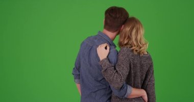 Genç evli bir çift yeşil ekranda manzaranın tadını çıkarıyor. Anahtar ya da birleşik olmak üzere yeşil üzerine.