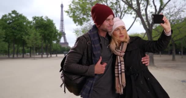 Loving Young Couple Take Selfie Eiffel Tower Portrait Smiling Male — Stock Video