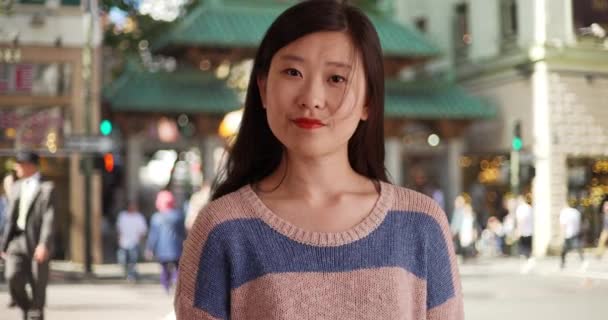 Mujer Casual Milenaria Mirando Cámara Con Expresión Blanco Usando Suéter — Vídeos de Stock