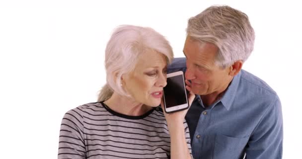Coppia Anziana Utilizzando Smartphone Sfondo Bianco Coppia Anziana Che Parla — Video Stock