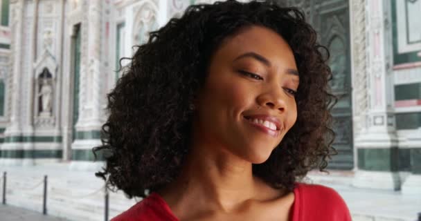 幸せなアフリカ系アメリカ人女性は イルドゥオーモ フィレンツェで自分自身を楽しんでいます フィレンツェ イタリアにいる間 幸せな考えを考えている魅力的な若いアフリカの女性 — ストック動画