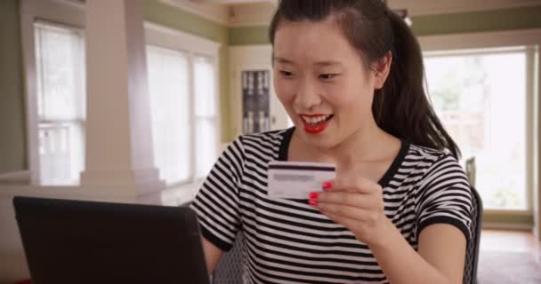 Close View Van Millennial Vrouwelijke Shopper Met Behulp Van Creditcard — Stockvideo