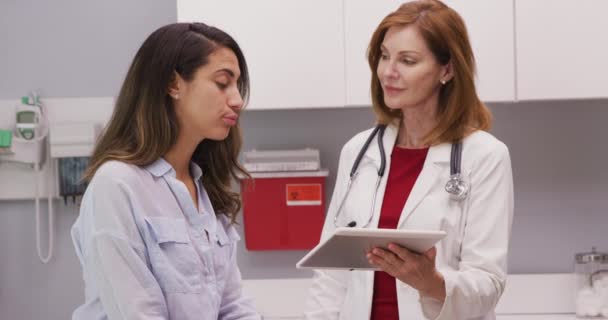 여성들은 히스패닉 환자에게 상태를 설명하기 휴대용 태블릿을 사용하는 의사에게 면허를 — 비디오
