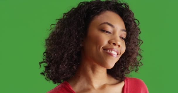 Афро Американка Вспоминает Счастливые Воспоминания Улыбаясь Зеленом Экране Волосами Дующими — стоковое видео
