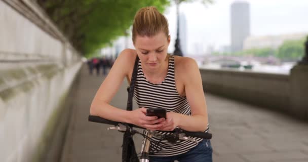 Досить Кавказька Дівчина Смартфоном Велосипеді Щаслива Тисячолітня Жінка Біля Темзи — стокове відео