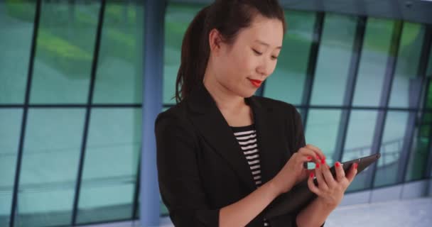 천년기 사업가는 휴대용 기술을 사용하여 사무실 밖에서 사업을 합니다 아시아 — 비디오