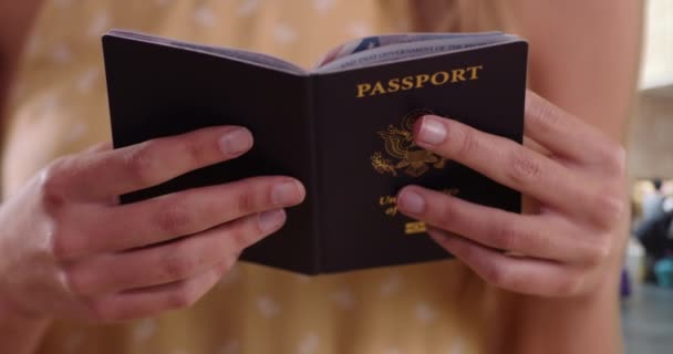 Close Fêmea Com Passaporte Suas Mãos Pronto Para Férias Exterior — Vídeo de Stock