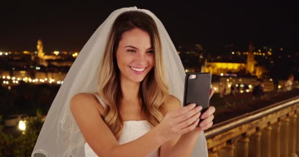 Radosna Panna Młoda Robi Sobie Selfie Florencji Piękną Noc Ładna — Wideo stockowe