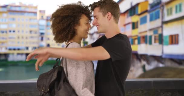 플로렌스에서 정겨운 행복하고 매력적 부부가 천년기의 암컷은 베키오 근처에서 키스를 — 비디오
