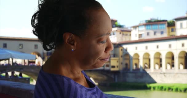 Idősebb Fekete Szomorúan Néz Arno Folyóra Firenzében Egy Depressziós Afro — Stock videók