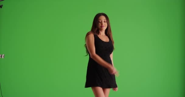 Porträt Einer Jungen Latina Kurzen Schwarzen Kleid Die Auf Der — Stockvideo