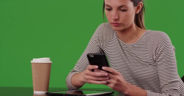 Millennial Kvinna Sitter Vid Café Bord Sms Med Smartphone Grönska — Stockvideo