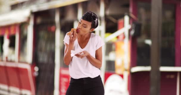 Femme Noire Élégante Mangeant Une Tranche Délicieuse Pizza Fromage Pour — Video