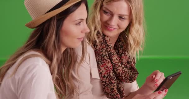 Närbild Porträtt Två Kvinnliga Vänner Som Tittar Textmeddelanden Smartphone Främre — Stockvideo