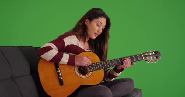 Portret Uroczej Latynoski Żeńskiej Leżącej Domu Grającej Gitarze Śpiewającej Zielonym — Wideo stockowe