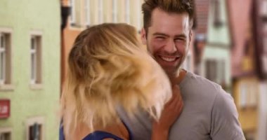 Komik bir milenyum çifti kameraya gülüyor. Mutlu beyaz kız arkadaşı erkek arkadaşıyla surat yapıyor. 4k