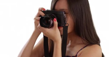 20 'li yaşlarda genç bir turistin portresi beyaza izole edilmiş kamerayla fotoğraf çekiyor. Fotokopi için DSR kamerasıyla fotoğraf çeken bin yıllık fotoğrafçıyı kapat. 4k