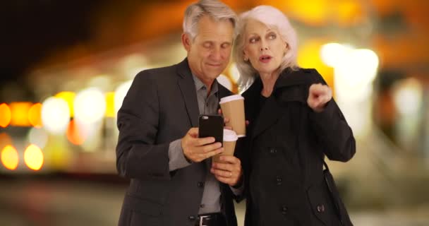 현대의 노인들은 스마트폰으로 방향을 합니다 노인들은 기술을 이용하여 집으로 돌아가는 — 비디오