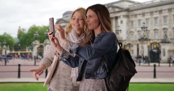 Par Atractivas Mujeres Blancas Vacaciones Londres Toman Una Selfie Juntas — Vídeo de stock