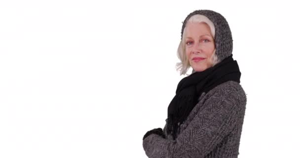 Портрет Очаровательной Пожилой Женщины Шарфе Свитере Улыбающейся Камеру Белом Фоне — стоковое видео