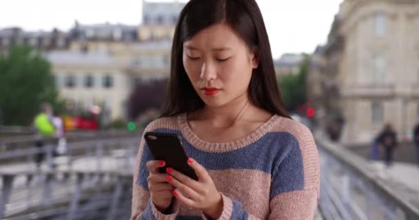 Schöne Millennial Frau Mit Smartphone Gerät Sms Paris Frankreich Beantworten — Stockvideo